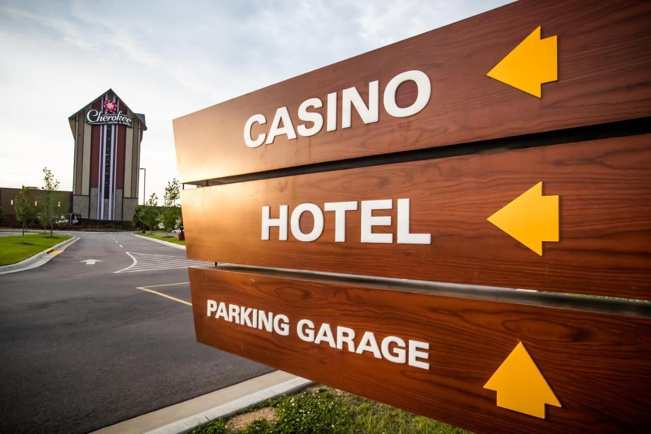 Cherokee Casino Hotel Roland Buitenkant foto