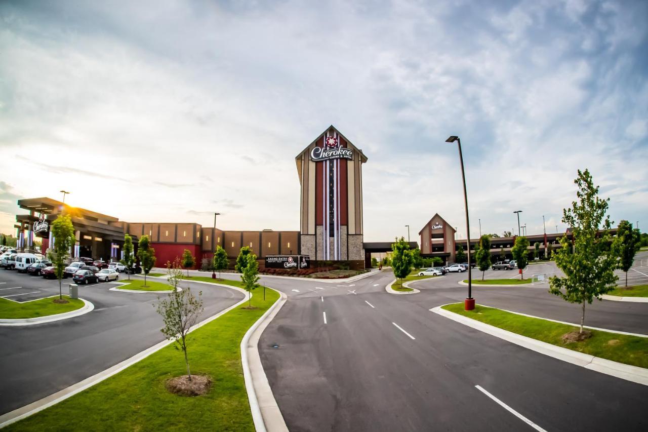 Cherokee Casino Hotel Roland Buitenkant foto