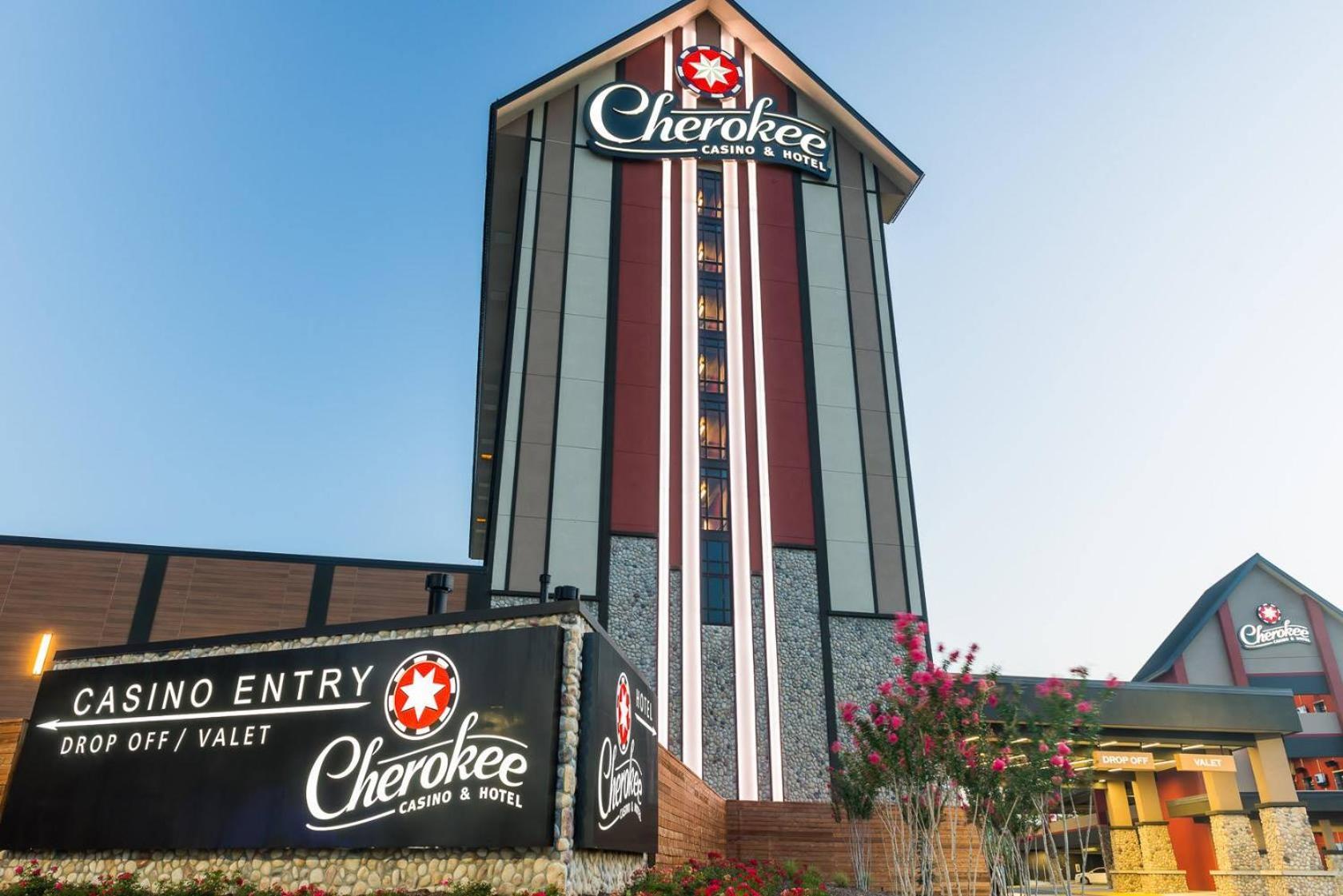 Cherokee Casino Hotel Roland Buitenkant foto