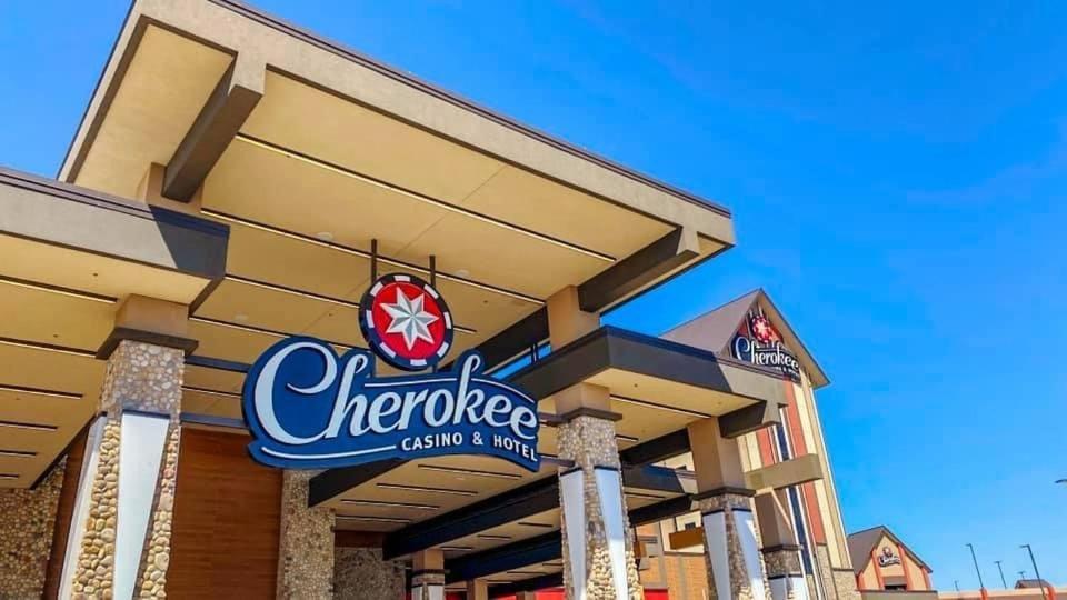 Cherokee Casino Hotel Roland Buitenkant foto