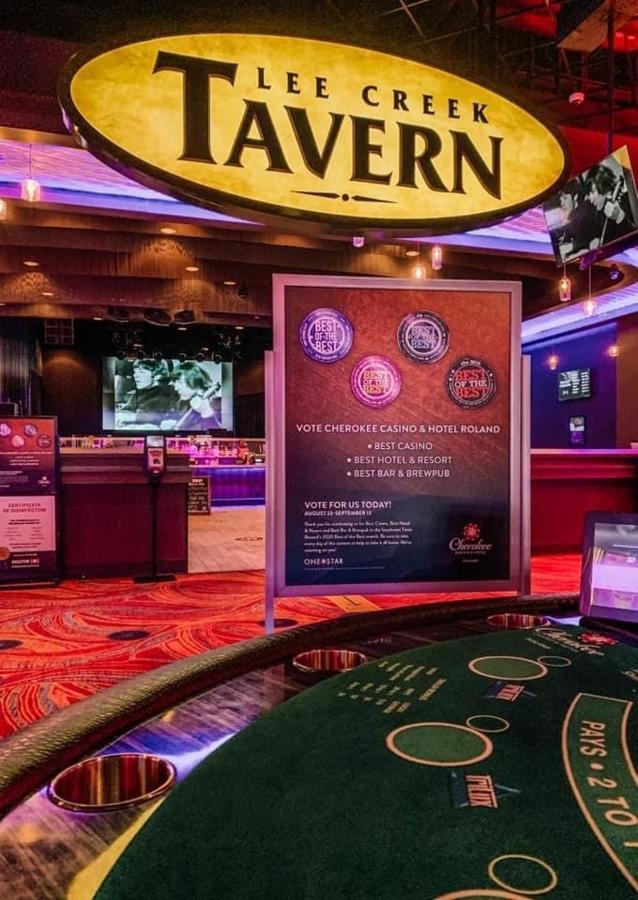 Cherokee Casino Hotel Roland Buitenkant foto