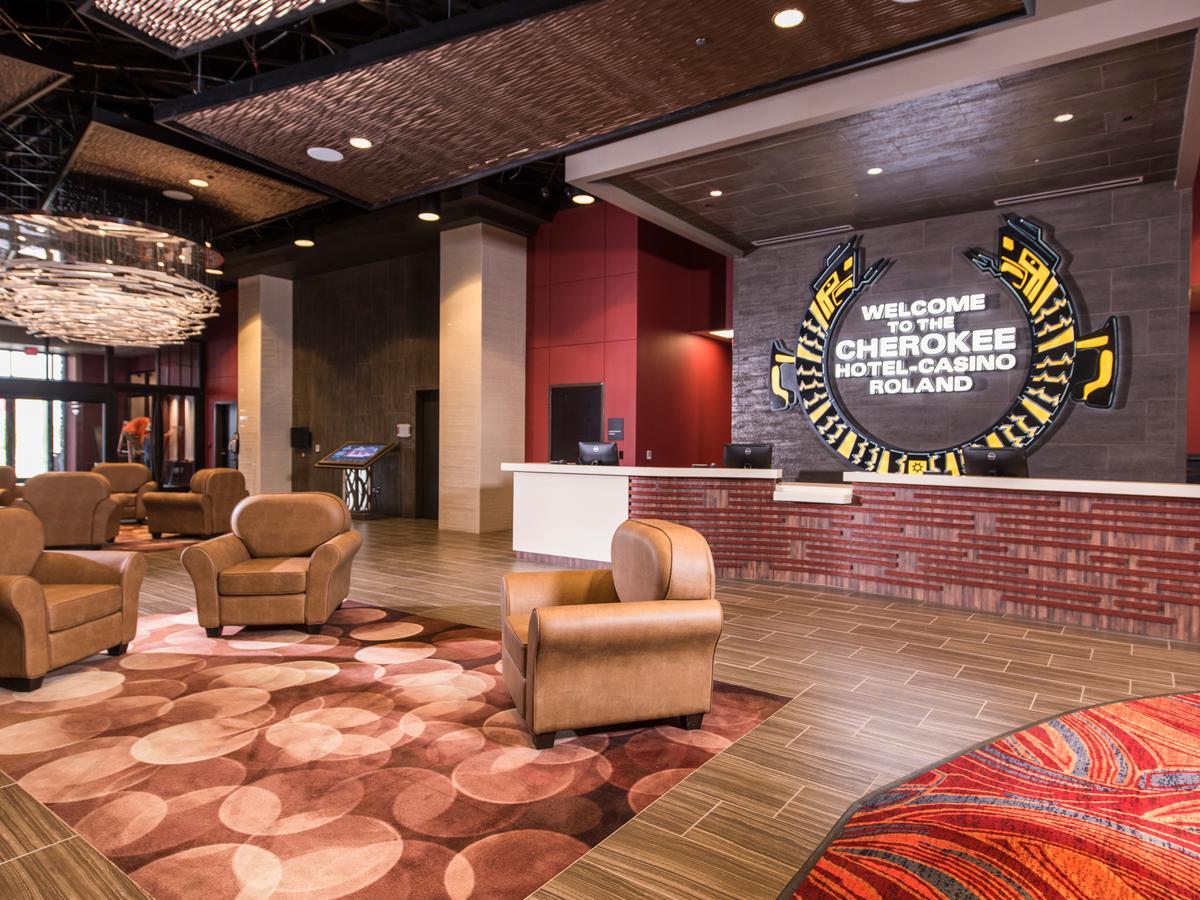 Cherokee Casino Hotel Roland Buitenkant foto